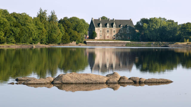reflet du château de Comper dans le lac