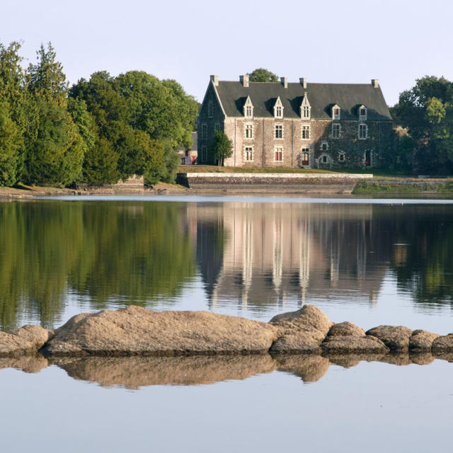 reflet du château de Comper dans le lac