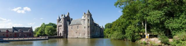 Plus beau château de Brocéliande, légende dame blanche, écrin de verdure, Concoret, Morbihan, Bretagne