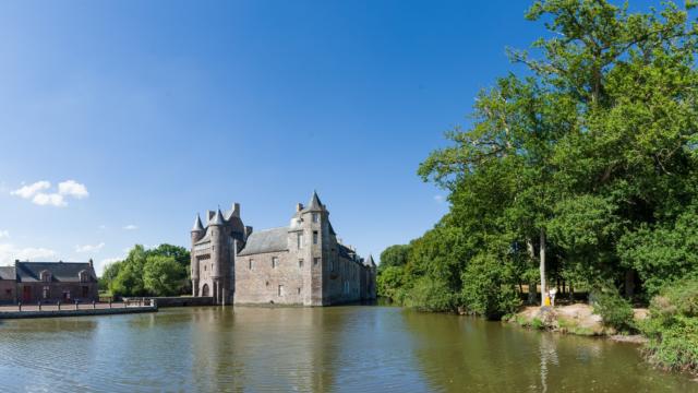 Plus beau château de Brocéliande, légende dame blanche, écrin de verdure, Concoret, Morbihan, Bretagne