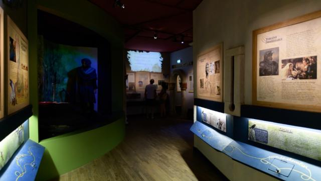 exposition scénographie du centre de l'imaginaire arthurien au château de Comper à Concoret