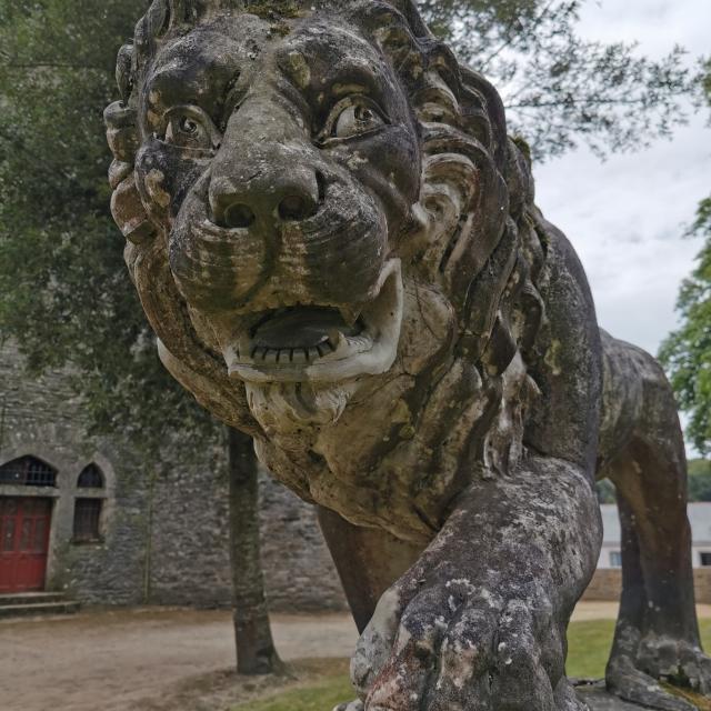 Chateau Josselin - lion gardien du parc
