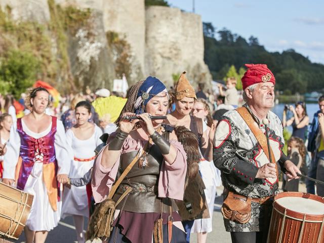 Festival Medieval Josselin défilé musiciens