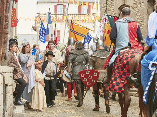 Festival Medieval Josselin défilé chevaux